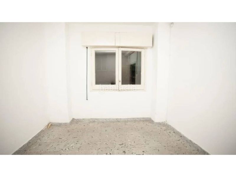 Foto f7bdde4d-21fb-4ec2-bb25-388975a06d5f. Pis a Raval Barcelona