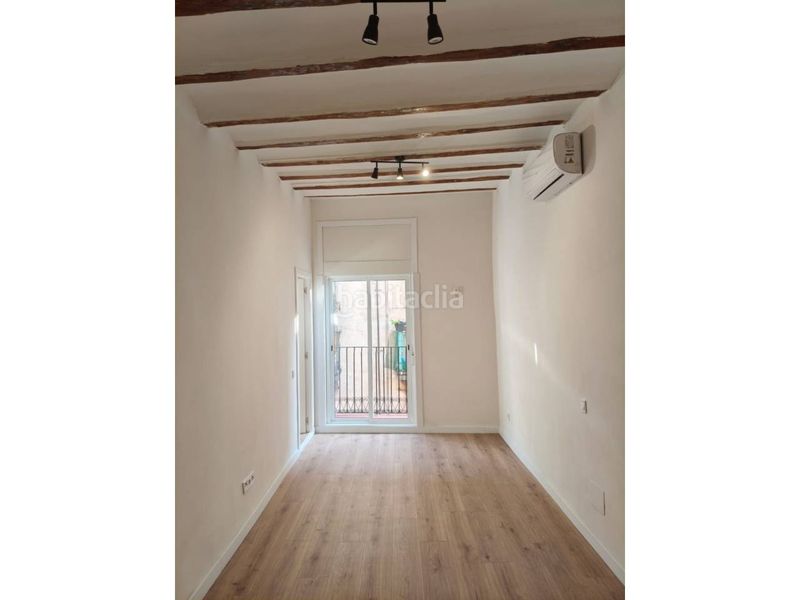 Foto f95976ee-de70-487a-967f-46aa46dab6b9. Pis a Raval Barcelona