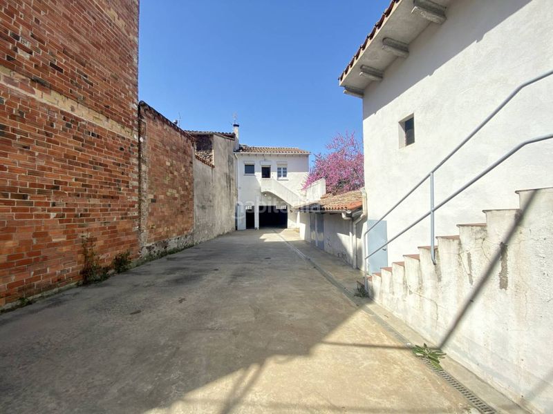 Foto 68b2e986-4ef2-47e6-b3ec-24ce9159f2f6. Casa amb calefacció aparcament a Sant Joan les Fonts