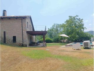 Casa in Montagut i Oix. Casa en venta en el guitarriu