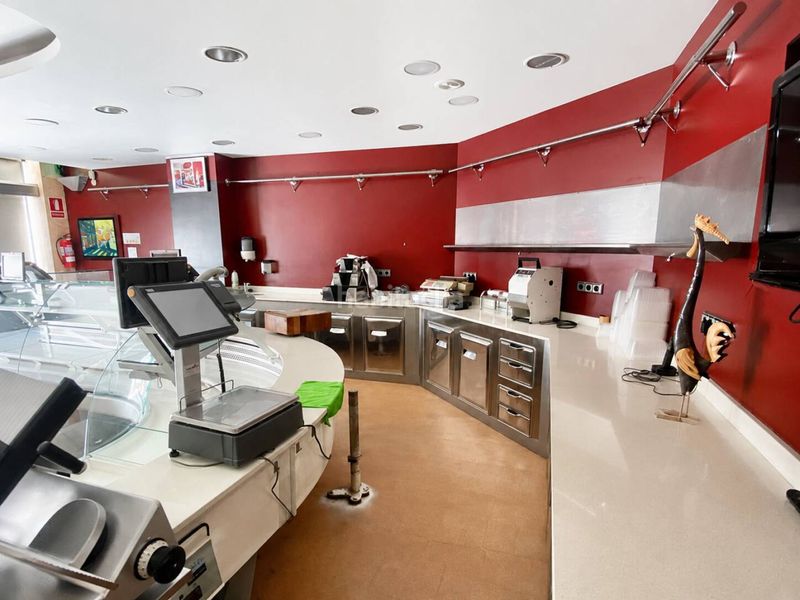 Foto 41455330-7507-48b9-899d-9cc56d7afe2f. Lloguer local comercial a Olot