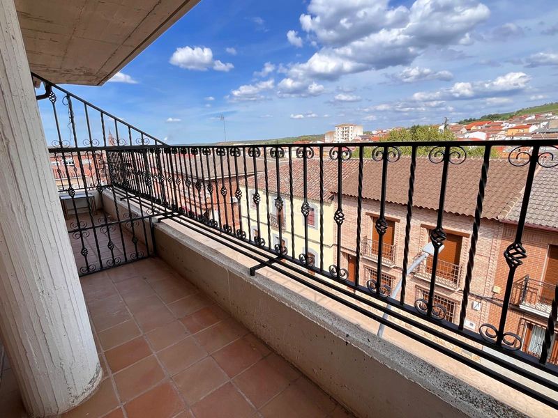 Foto f2bc26a5-5abc-4a50-bff4-4df43c998a37. Piso en calle san francisco 50 edificio completo en Navalmorales (Los)