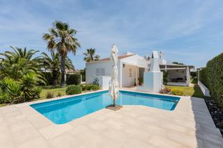 Chalet in Cala en Blanes. Chalet en segunda línea de mar