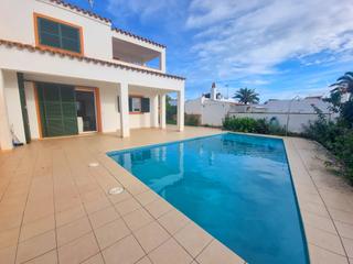 Chalet in Carrer península 5. Conjunto dos apartamentos con licencia turística