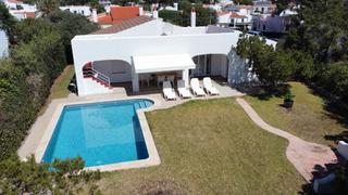 Xalet a Cala d´En Bosch-Serpentona. Chalet con licencia turística en segunda línea de mar