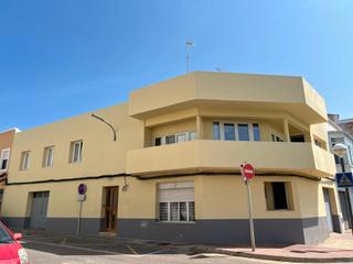 Casa a Ciutadella. Casa con garaje en edificio esquinero