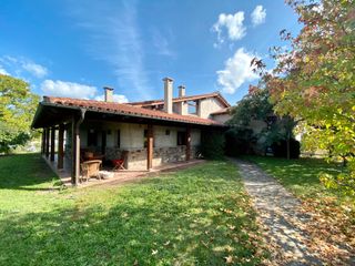Chalet en Carrer giravolt. Preciosa torre amb jardí i vistes espectaculars