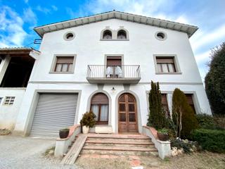 Chalet in Passeig el firal 3. Torre amb essncia de masia al centre de torell