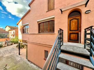 House  Carrer de tarragona. Casa amb 2 habitatges i edifici annex a manlleu