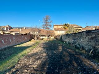 Casa adossada  Carrer nou. Casa a rehabilitar amb 700 m2 de jardí
