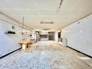Lloguer Local Comercial  Carrer de manlleu. Gran local ideal per negocis alimentaris a torelló