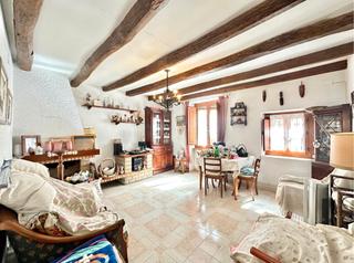Casa  Carrer nou. Casa amb dos grans pisos al centre de torelló