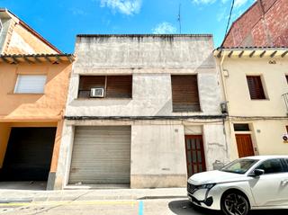Edifici  Carrer de sant antoni. Edifici potencial residencial i comercial al centre de torelló