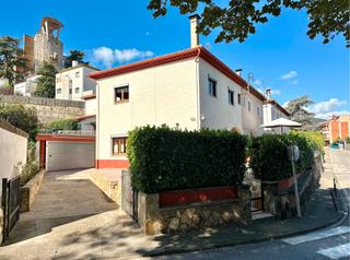 Maison jumelée  Carrer geranis. Casa amb sortida i garatge a tocar el centre d'olot