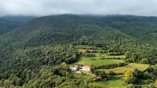 Masia a Sant Feliu de Pallerols. Masia rústica amb ànima i vistes al parc natural de la zona volc Masia a Sant Feliu de Pallerols. Masia rústica amb ànima i vistes al parc natural de la zona volc