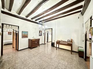 Casa aparellada a Montesquiu. Edifici residencial per inversors