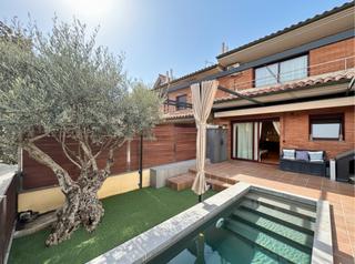 Pis a Torell. Precis pis amb jard, piscina i garatge a tocar el centre de to