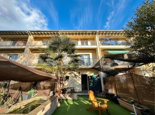 Casa adossada a Sant Vicenç de Torelló. Casa unifamiliar amb jardinet a la natura