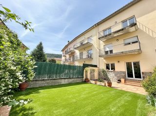 Maison jumelée  Carrer plana. Llum, espai, jardí i calidesa en una llar que ho té tot perquè t