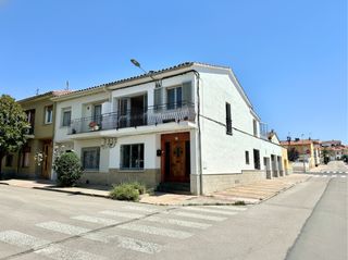 Maison jumelée  Carrer lleida. Amplia casa cantonera amb garatge i terrassa al barri de montser