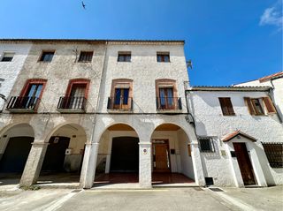 Haus  Carrer de la mare de déu del catllar. Casa unifamiliar amb garatge i jardí a ripoll