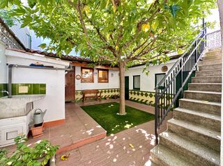 Maison à Torelló. Casa reformada amb garatge, jardí, terrassa i un petit apartamen
