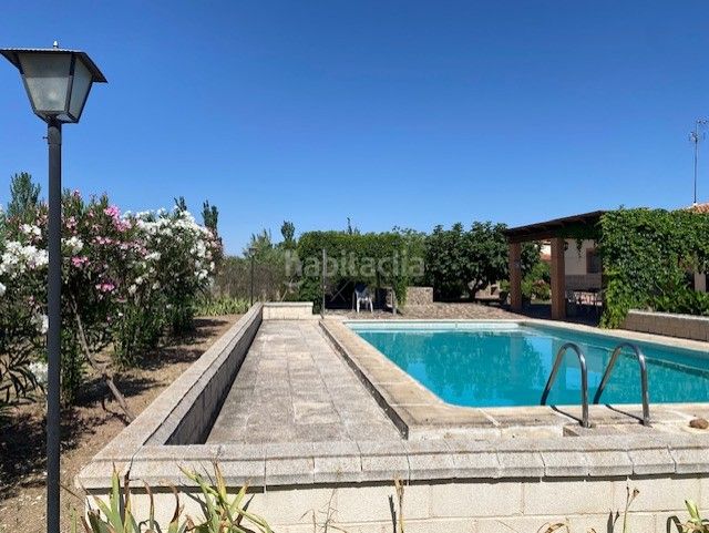 Foto b2926676-fe65-4ed0-9c1e-a4bb104d8da9. Masia amb xemeneia calefacció aparcament piscina a Sonseca