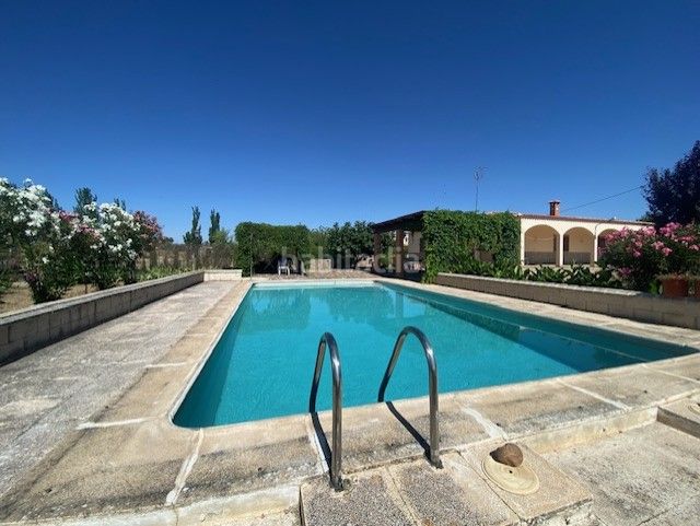 Foto fb1fd68f-5eb6-4a3b-a425-89eb1929398f. Masia amb xemeneia calefacció aparcament piscina a Sonseca