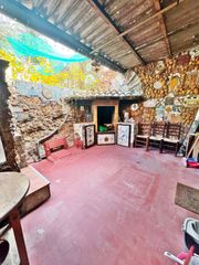 Mas à Cervelló. Casa de pueblo con local comercial en venta