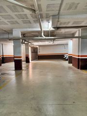 Autoparkplatz in Sant Vicenç dels Horts. + trastero