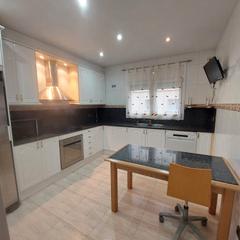 Casa adossada a Creu de Barberà. Casa en venta ideal 2 familias calle església romànica sabadell
