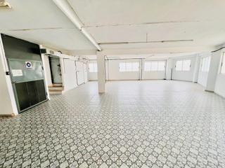 Casa a Petrer. Vivienda industrial con garaje