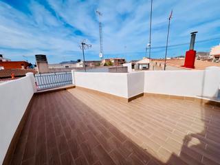 Casa adossada en Petrer. Casa con terraza y bonitas vistas