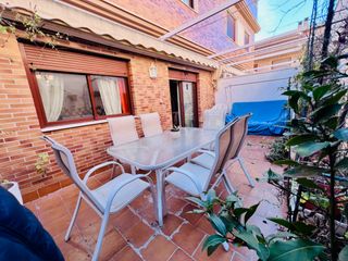 Towny house in Petrer. Gran casa pareada centro petrer