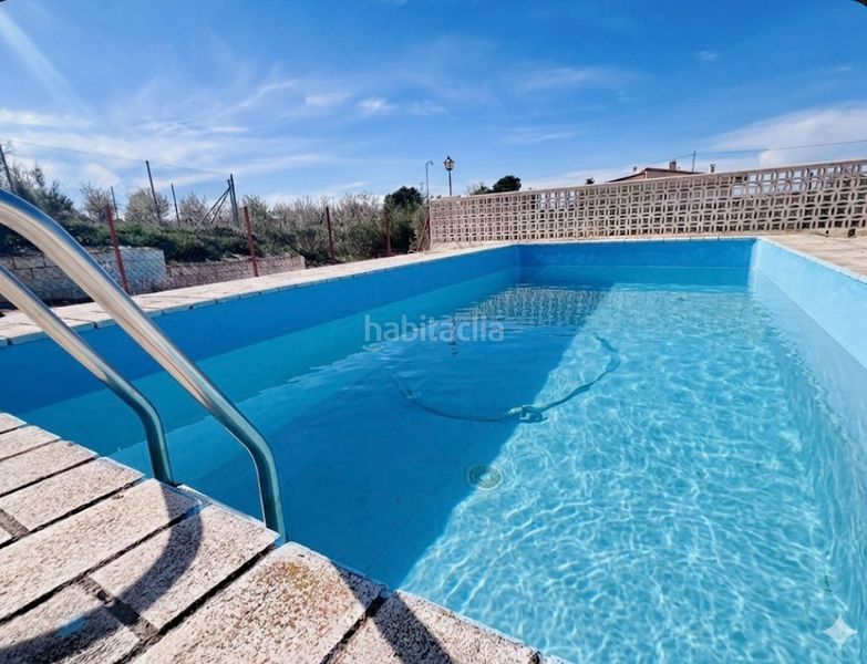 Foto c00532f4-37e3-4246-8d0c-49885f950994. Xalet amb xemeneia aparcament piscina a Petrer