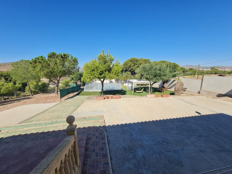 Foto 69d4d0a8-9fc3-4637-90b6-93fe422265a3. Xalet amb piscina a Petrer
