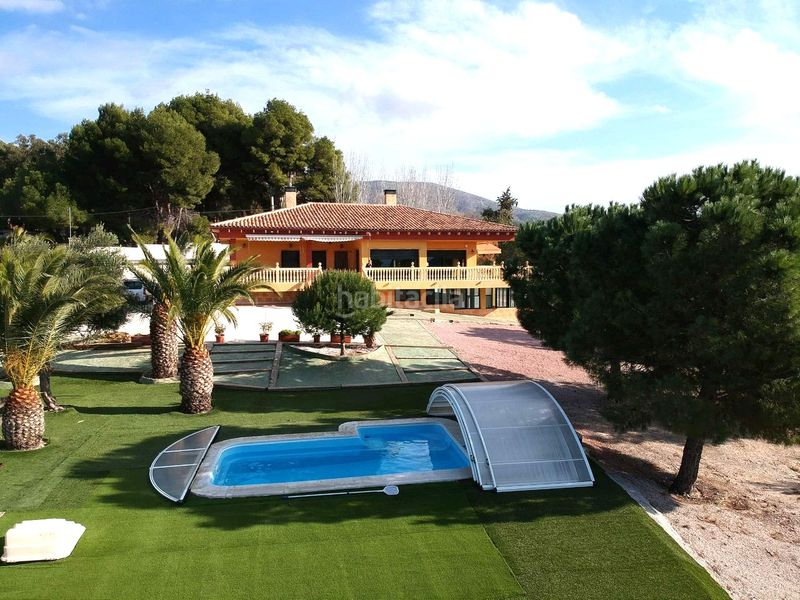 Foto bd85adb5-ed79-4d13-a1bf-662ebea9bfb3. Xalet amb piscina a Petrer