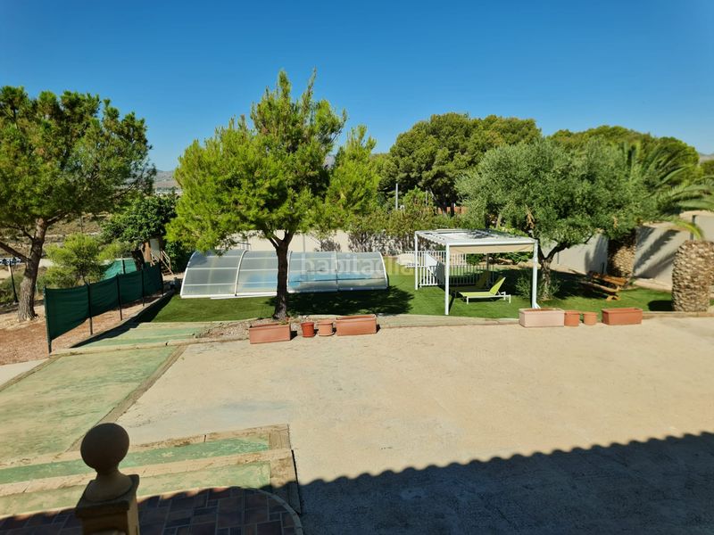 Foto d0b1f611-442f-455e-aa53-3fa45c602c8f. Xalet amb piscina a Petrer