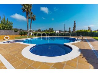 Penthouse  Calle victoria dels angels. Ático con terraza en roda de berà