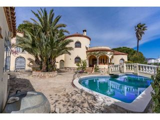 Chalet  Calle girona. Chalet unifamiliar en tres cales