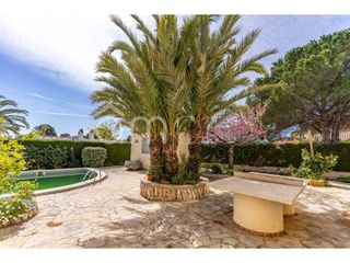 Chalet  Calle girona. Chalet unifamiliar en tres cales