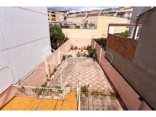 Casa  Calle nostra senyora de la mercè. Casa luminosa con gran terraza, local comercial y garaje para 2