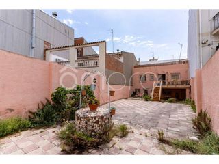 House  Calle nostra senyora de la mercè. Casa luminosa con gran terraza, local comercial y garaje para 2