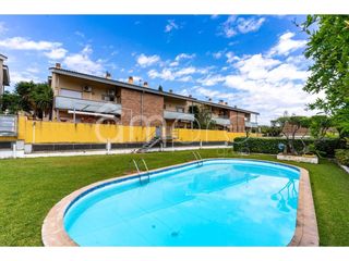 Miete Doppelhaus in La Collada-Sis Camins. Exclusiva vivienda familiar en vilanova i la geltrú con amplios
