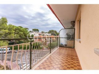 Lloguer Pis  Calle cep. Amplio piso de 4 habitaciones con parking y ascensor junto a la