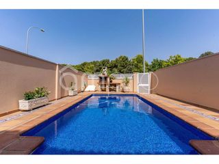 Casa bifamiliare in El Tancat-Mas d´en Gual. Amplia casa familiar con piscina, buhardilla y eficiencia energé