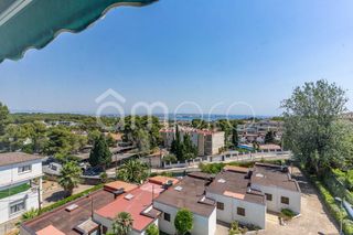 Duplex  Costa. Dúplex de 3 dormitorios y 3 baños en buen estado, con terraza, a