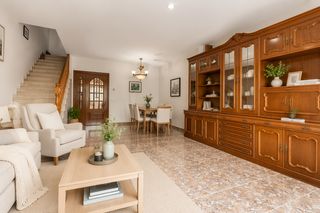 Casa a schiera  Cl piular del (a) es: pl: pt:
 cubelles (barcelona). Descubre esta amplia y luminosa casa pareada distribuida en cuat