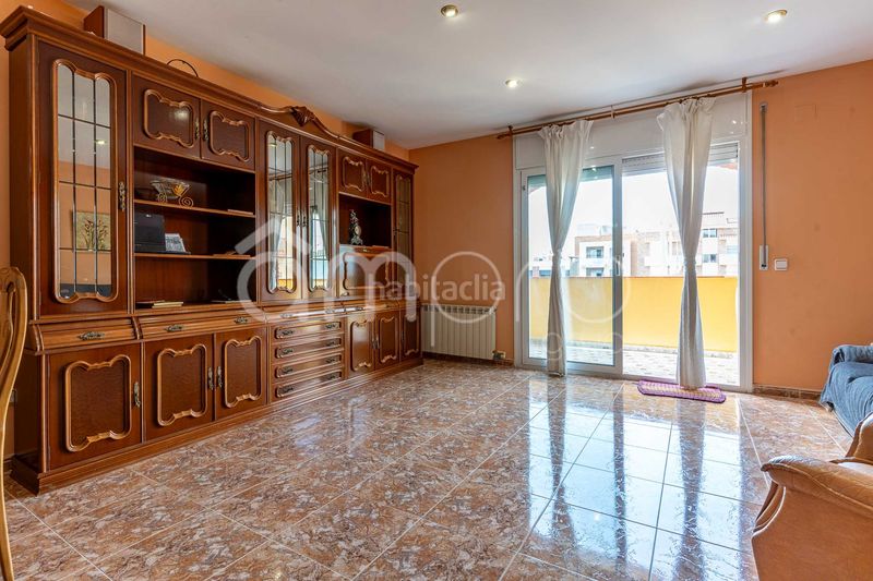 Foto 0763e5bd-82b0-4736-926c-d6beeb180cf0. Casa adosada descubre esta amplia y luminosa casa pareada distribuida en cuatro plantas, con un espectacular garaje de 76 m, tres dormitorios, en Cubelles