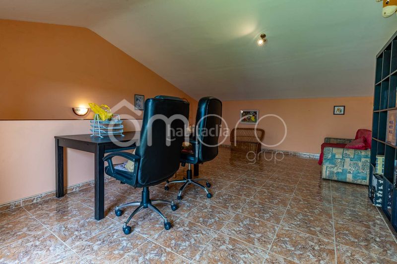 Foto 0bf20f72-1327-4812-bef8-937c3b8606fd. Casa adosada descubre esta amplia y luminosa casa pareada distribuida en cuatro plantas, con un espectacular garaje de 76 m, tres dormitorios, en Cubelles
